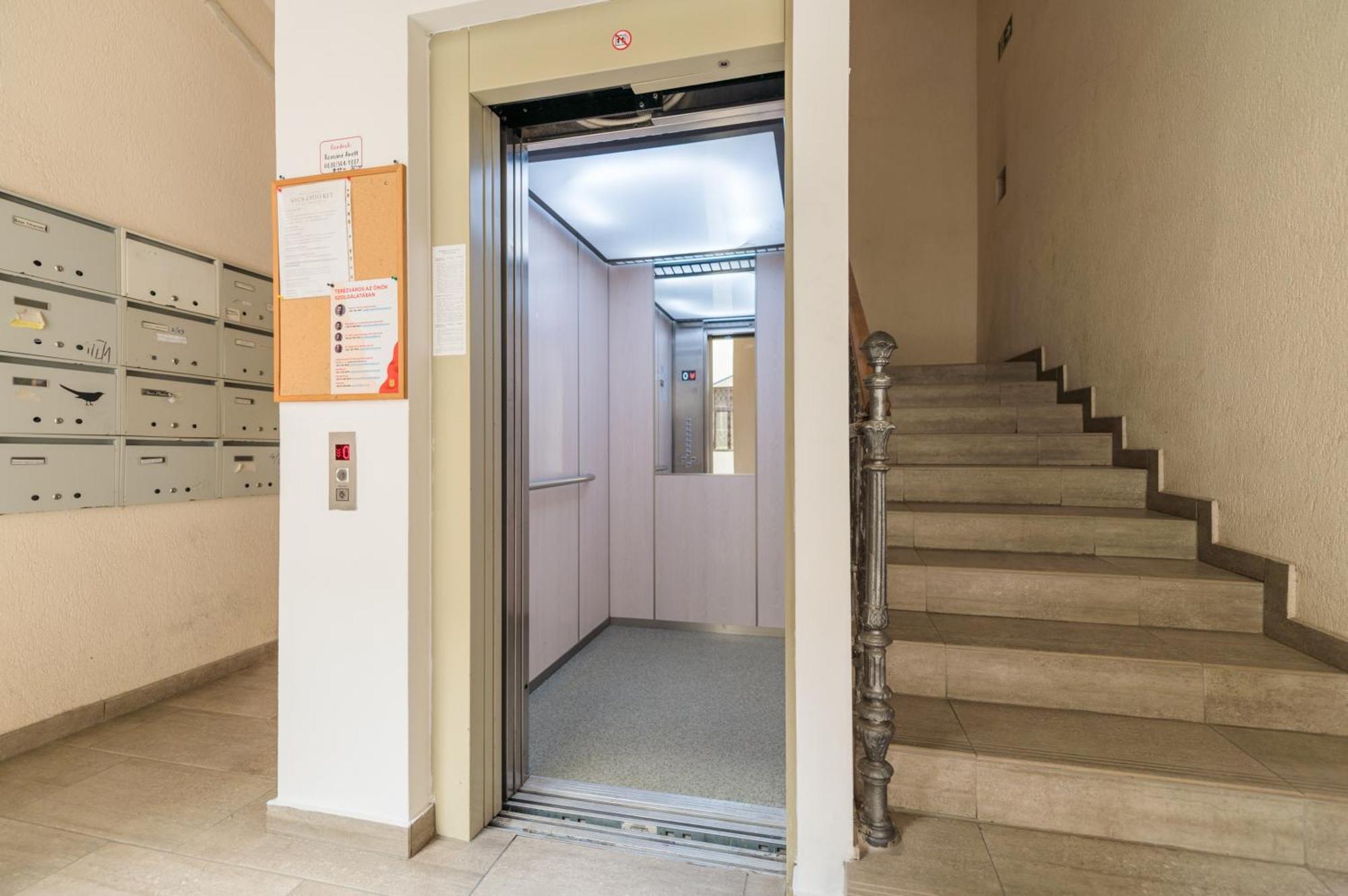 Miami Vice Apartment With Balcony Budapest Ngoại thất bức ảnh