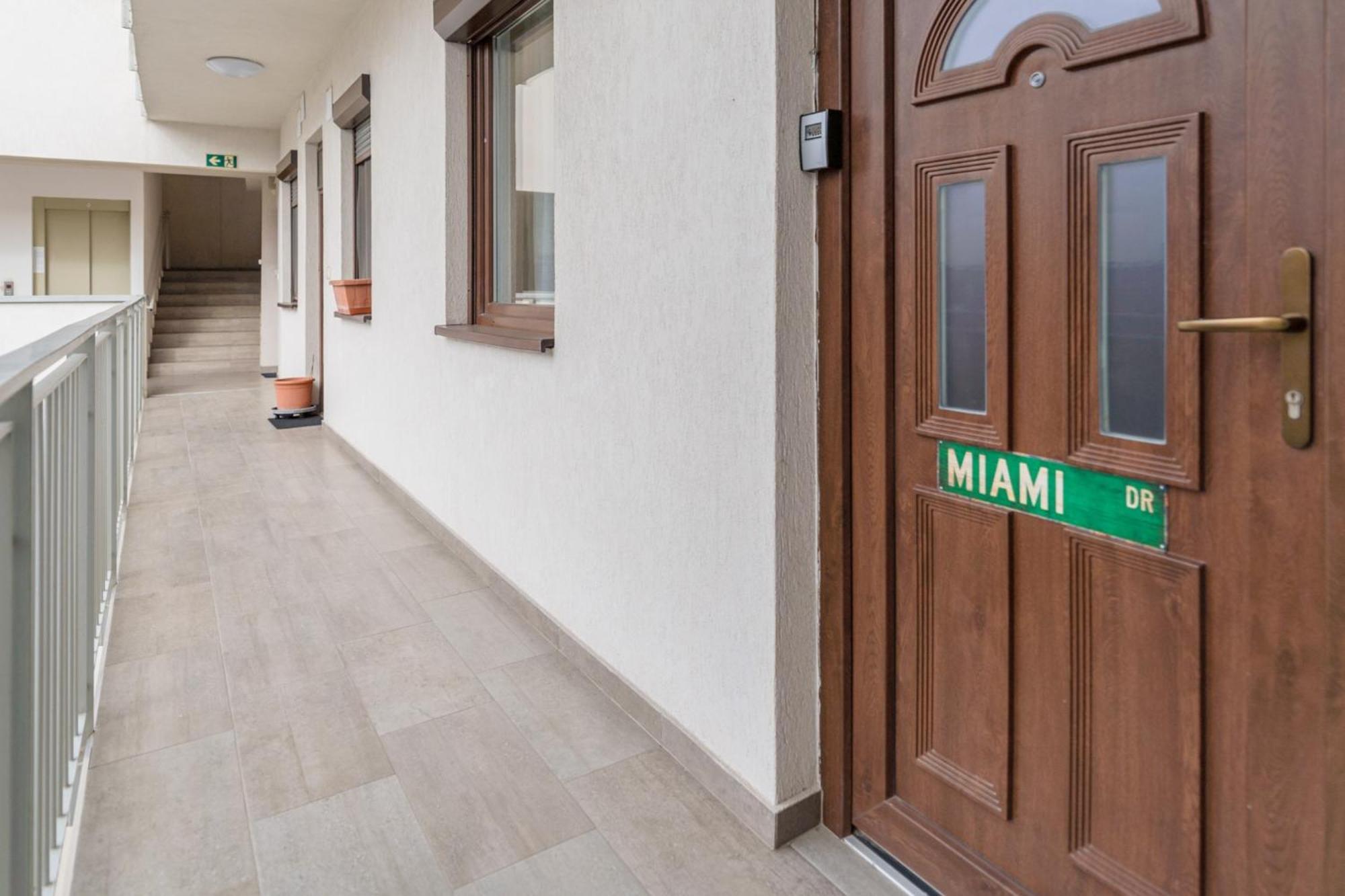 Miami Vice Apartment With Balcony Budapest Ngoại thất bức ảnh
